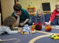 Vorschau: kleine Kinder und eine Frau spielen