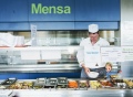 Vorschau: Vorbereitung des Salatbüffets an der Ausgabe in der Mensa Ludwigshafen